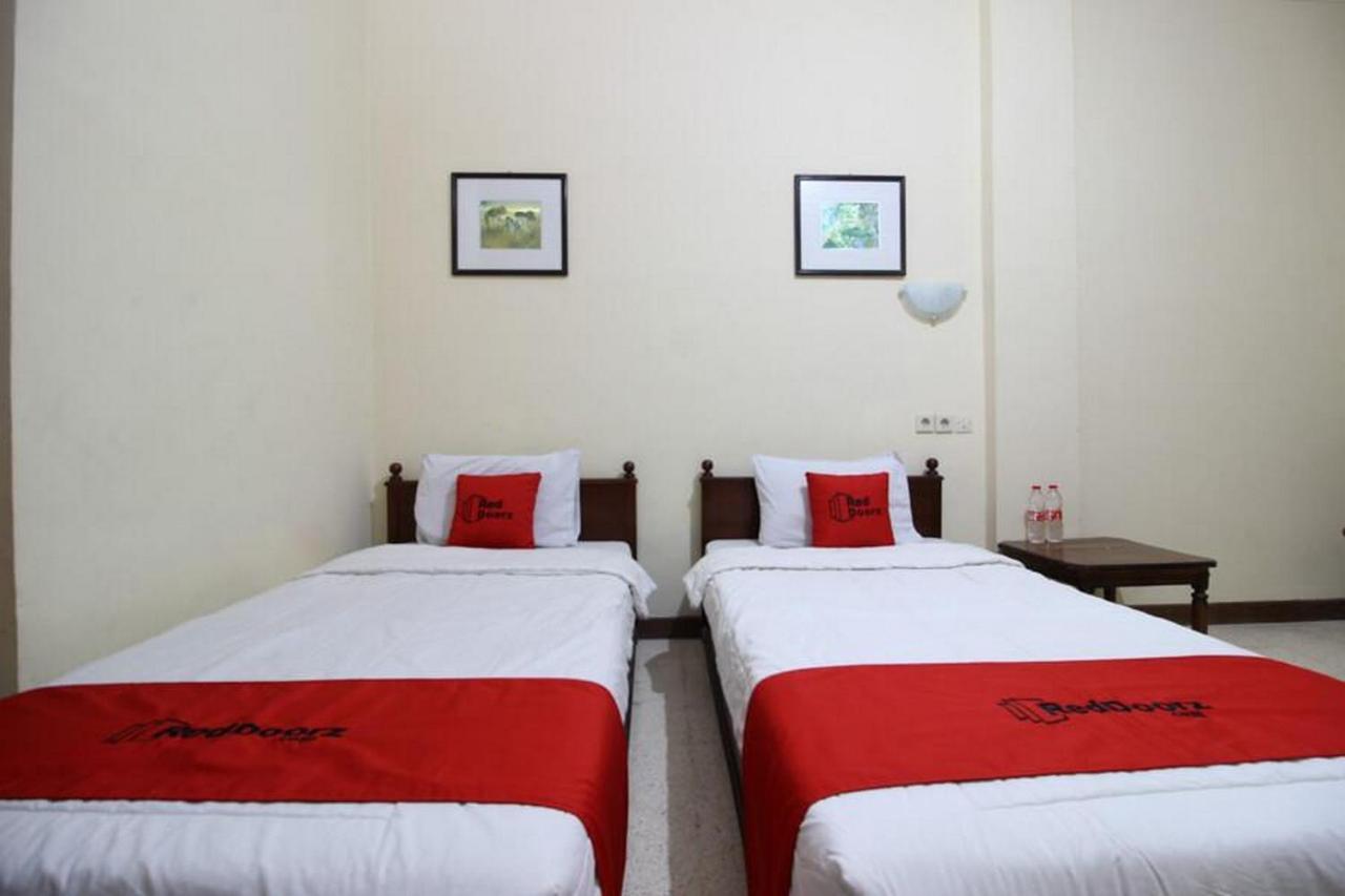 Reddoorz @ Mantrijeron 2 Hotell Yogyakarta Exteriör bild