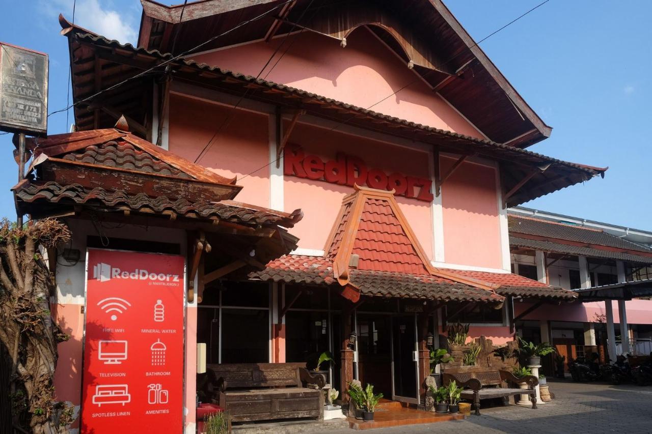 Reddoorz @ Mantrijeron 2 Hotell Yogyakarta Exteriör bild