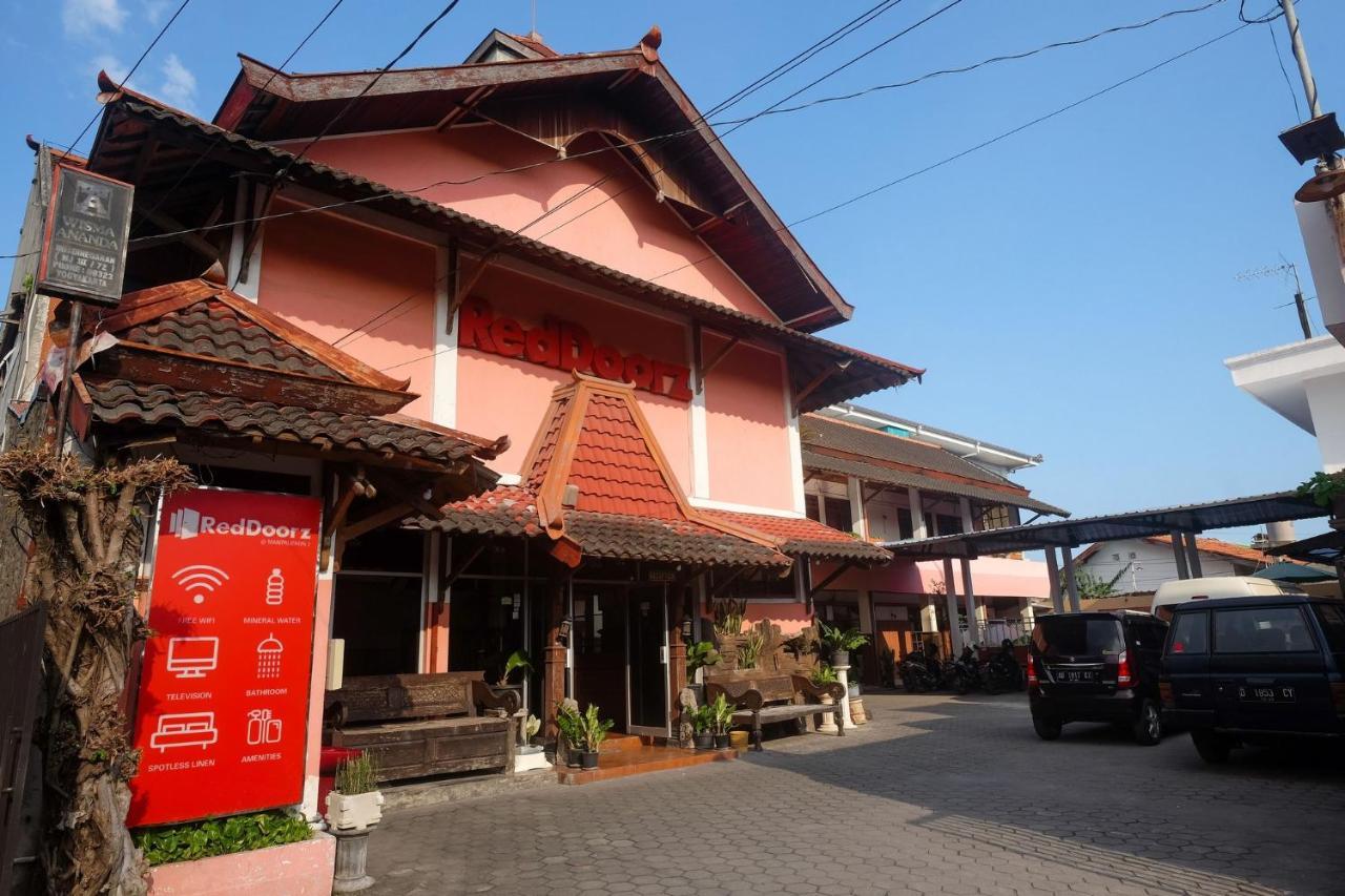 Reddoorz @ Mantrijeron 2 Hotell Yogyakarta Exteriör bild